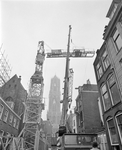 880164 Afbeelding van de opbouw van een grote kraan op het Buurkerkhof te Utrecht, die gaat worden ingezet bij de ...